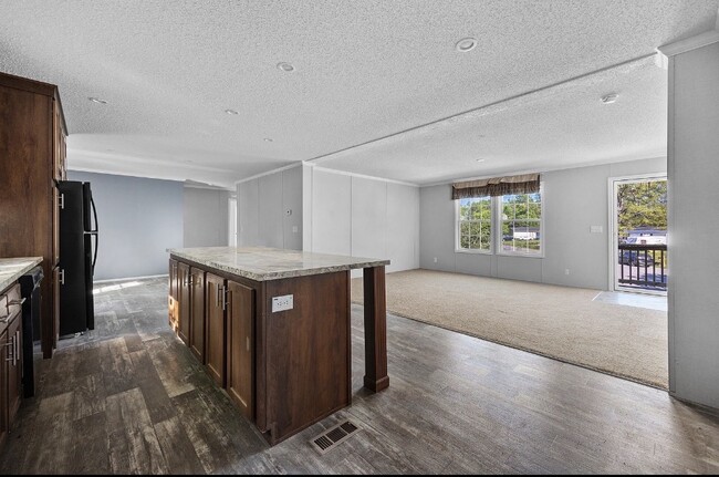 Building Photo - 8376 Huntington Ct