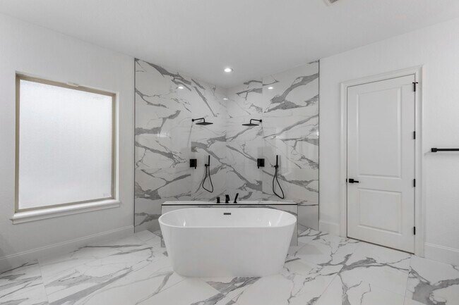 Building Photo - 18 Player Vista Pl