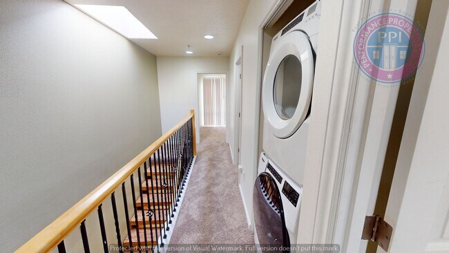 Building Photo - Stylish Condo Close To Nike & Intel - Pet Negotiable w/Pet Rent