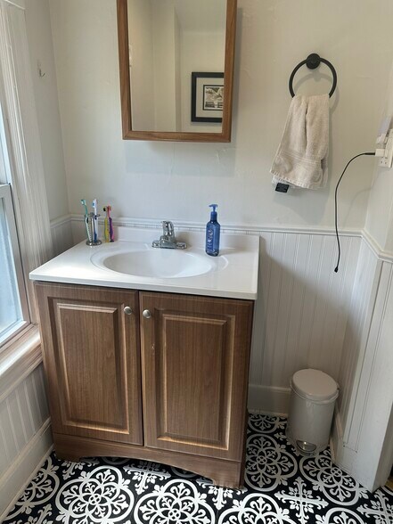 Apt B Bathroom - 84 Mount Hermon Way