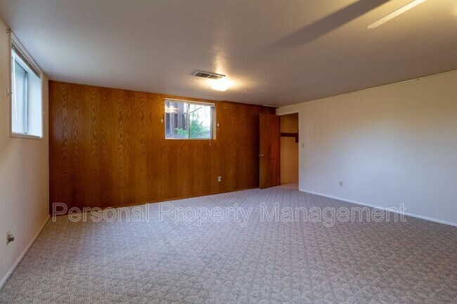 Building Photo - 219 W 31st St