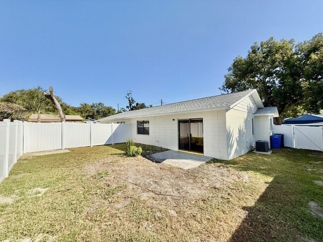 Building Photo - 5212 Peach Ave