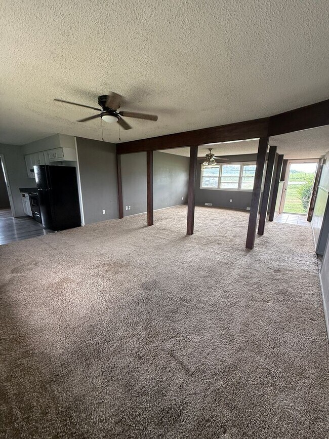 Building Photo - 3 bedroom/2 bathroom/2 car garage house