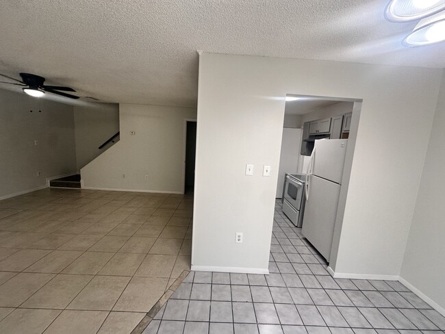 Building Photo - 1013 Spring Meadow Dr
