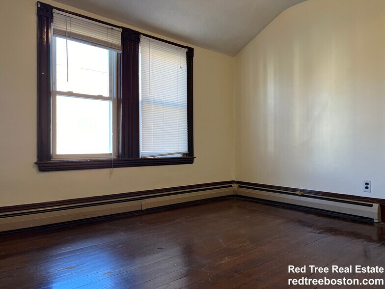 Building Photo - 168 Elm St