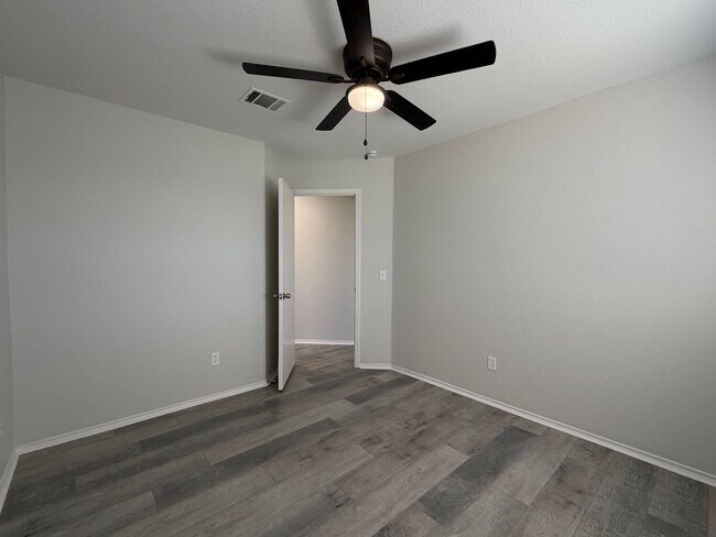 Building Photo - 3/2 in Del Valle