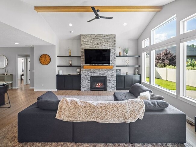 Building Photo - Fully Furnished Luxury 3-Bed, 2-Bath Home ...