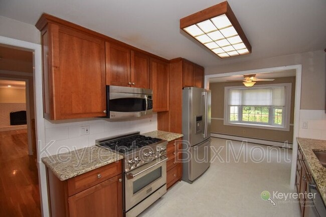 Building Photo - 5 Cedar Woods Dr