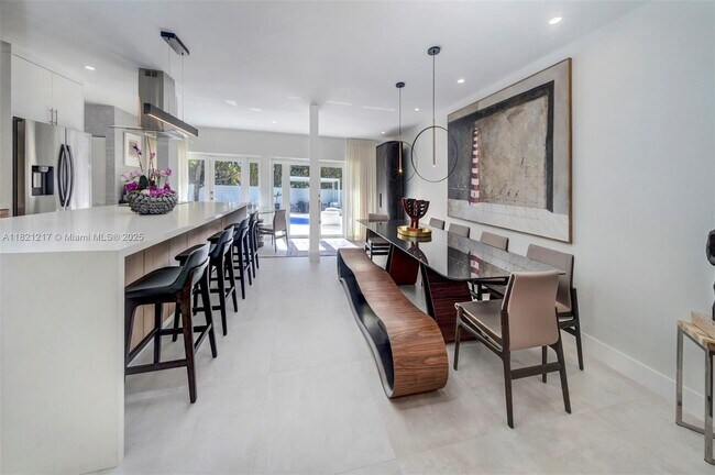 Building Photo - 2020 Alamanda Dr