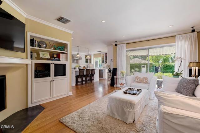 Building Photo - 807 N Doheny Dr