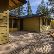 Building Photo - Spacious SW Bend Home on Nearly Half an Ac...