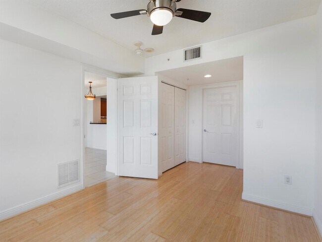 Building Photo - 610 Clematis St