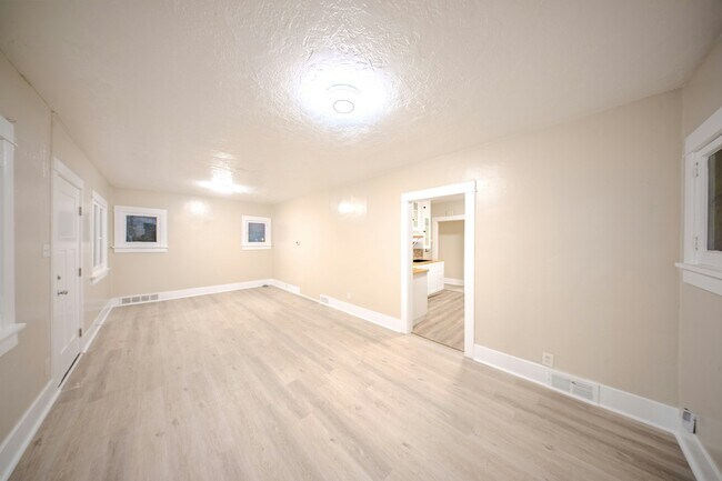 Building Photo - 520 E 300 S