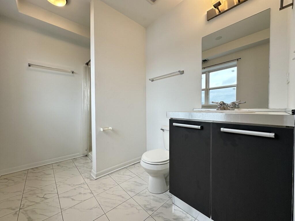 Building Photo - 1544 W Glenlake Ave