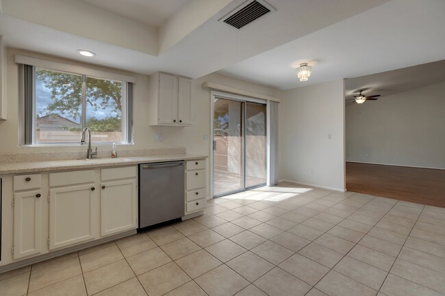 Building Photo - Lovely  South Scottsdale Charmer!