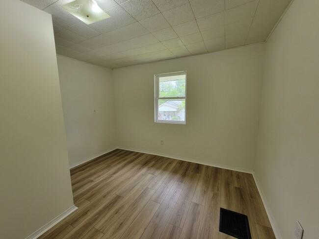 Building Photo - 3 Bedroom, 1 Bath, Section 8 Approved & Av...