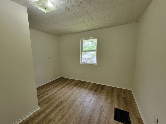 Building Photo - 3 Bedroom, 1 Bath, Section 8 Approved & Available Immediately