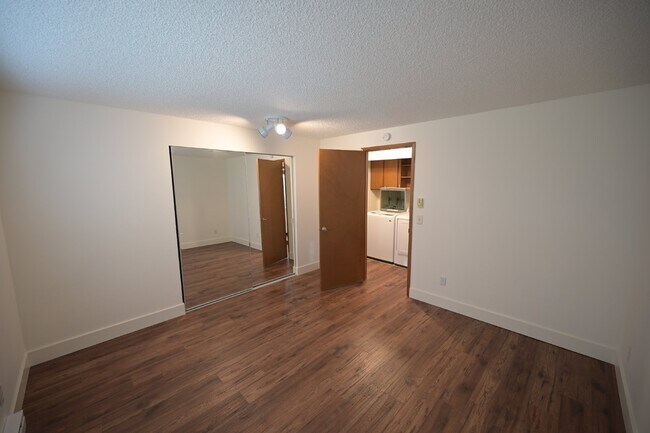 Building Photo - 2 bed 1 bath condo in 55+ community- ALL U...