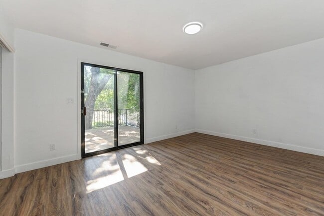 Building Photo - 23986 Oakmont Way
