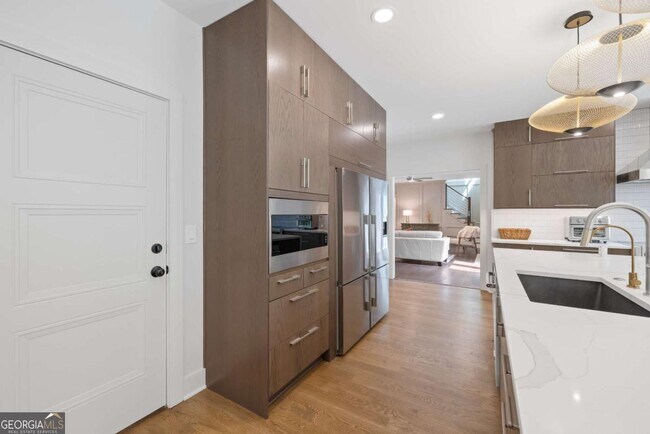 Building Photo - 9950 Farmbrook Ln