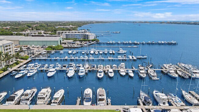 Building Photo - 806 E Windward Way