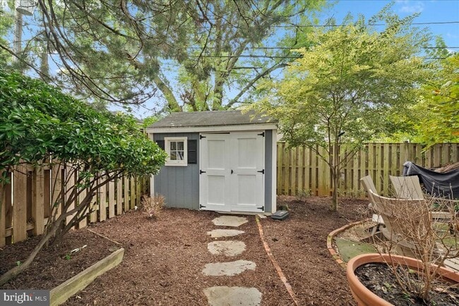 Building Photo - 23 E Walnut St