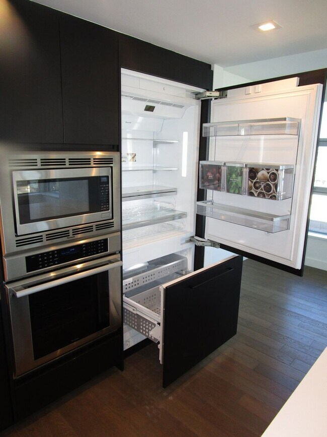 Building Photo - Savina by Bosa - Built 2020 - Bay & Downtown Views - 2 Parking Spots