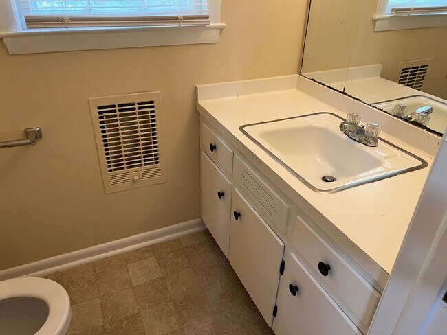 Building Photo - 717 Grove Ave