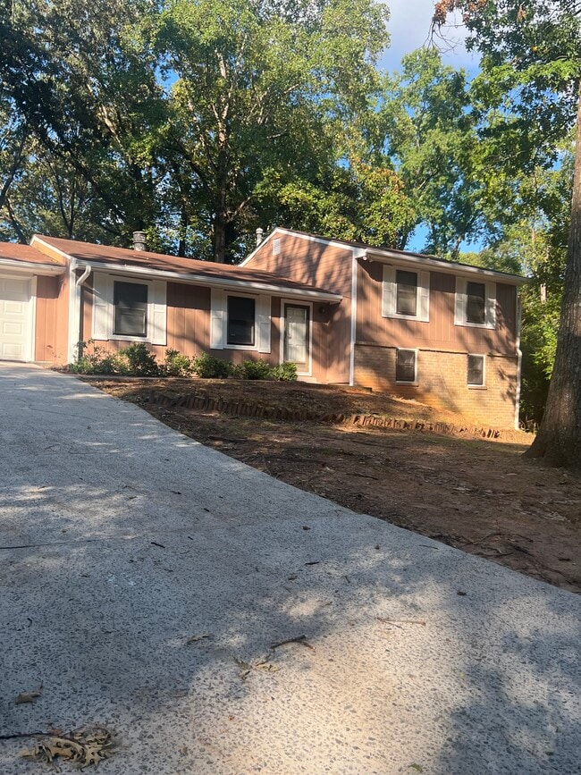 Building Photo - 1675 Oak Ridge Way NW
