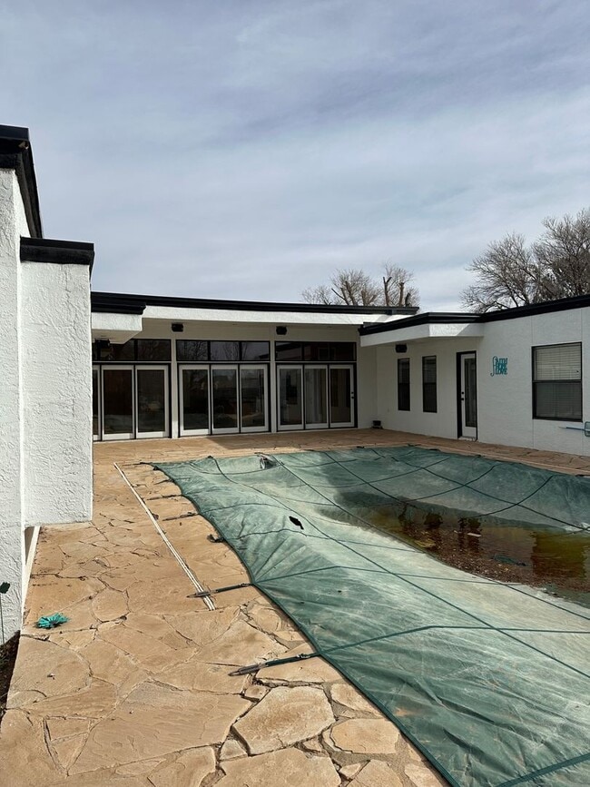 Building Photo - Spacious 3 Bed Home with Pool & Hot Tub!