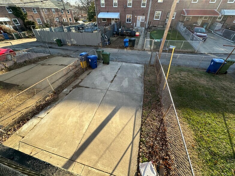 Parking Pad. - 3823 Crestlyn Rd