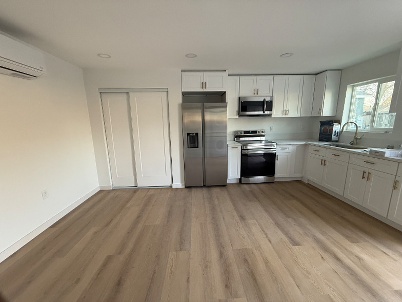 Building Photo - 220 E 21st St