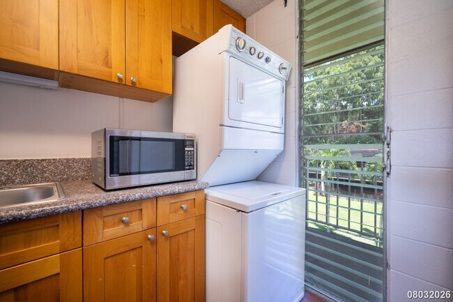 Building Photo - $2,600 / 2br - 2 Bed 1 Bath Condo In Valleyview Melemanu