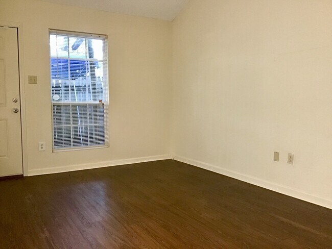 Building Photo - Beautiful 3 Bedroom Apartment. Great place...