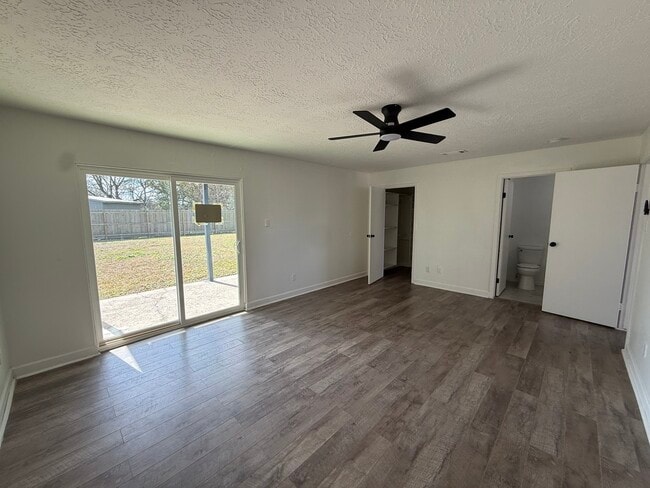 Building Photo - 402 Tresvant Dr