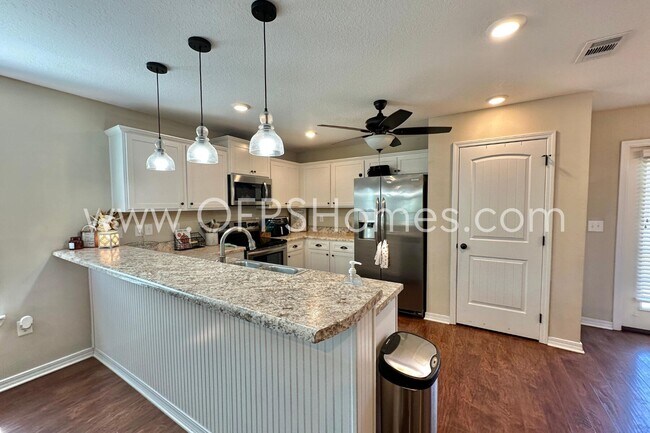 Building Photo - 454 Eisenhower Dr