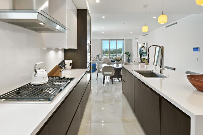 Building Photo - 485 E Royal Palm Rd