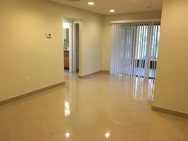 Building Photo - 4458 Dewey Dr