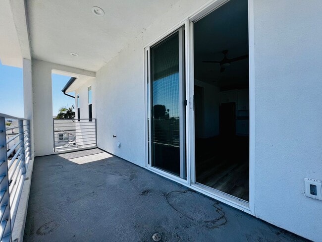 Building Photo - Private 2 bedroom, 1bath back house