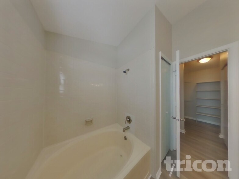 Building Photo - 4820 Jet Wing Cir W