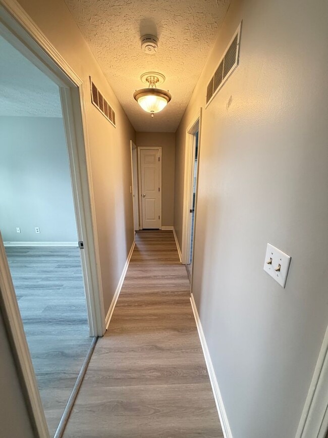 Building Photo - Prime location for a perfect 3 bed and 1.5 bath home!