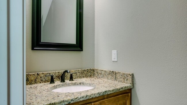 Building Photo - 4 Bedroom PG Townhome for Rent!