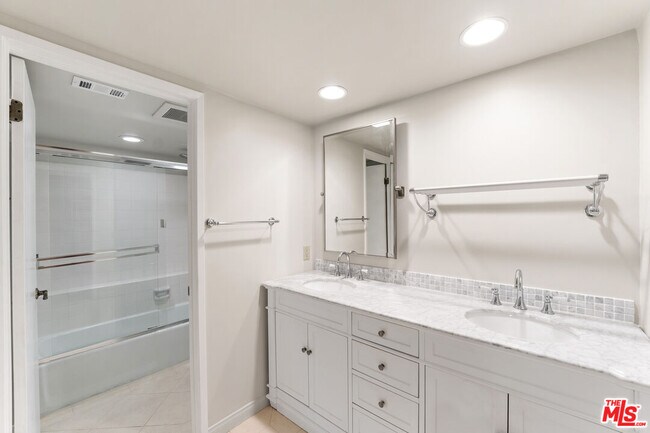 Building Photo - 17087 Palisades Cir