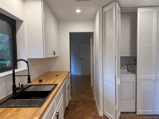 Building Photo - 15 Old Field