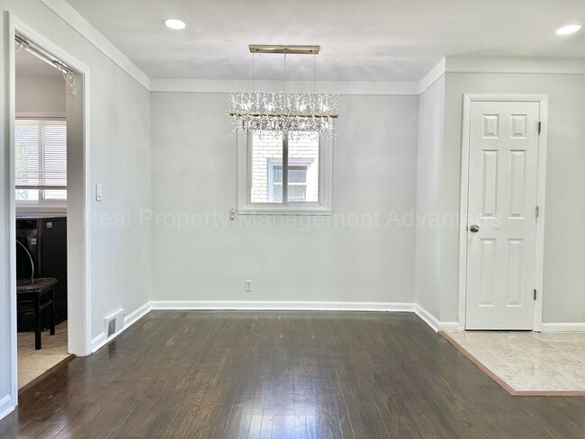 Building Photo - Updated Ranch with Bonus Space & Prime Loc...
