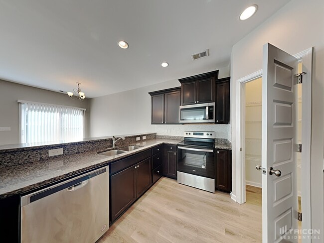 Building Photo - 469 Eastfair Dr