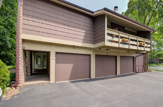 Building Photo - 2bd 1.5 ba 2 story townhome Palos Hills