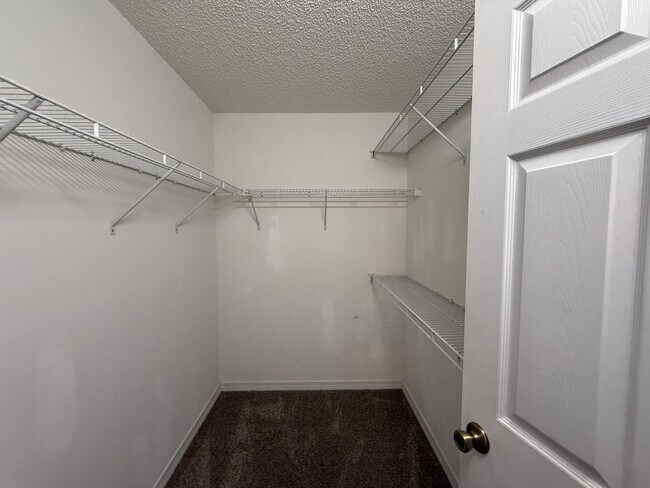 Building Photo - 2 bedroom 2 bath townhouse with community ...