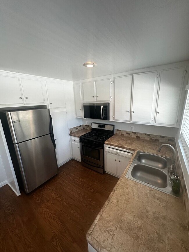 Building Photo - For Lease- Cozy and comfortable Two Bedrooms top floor unit