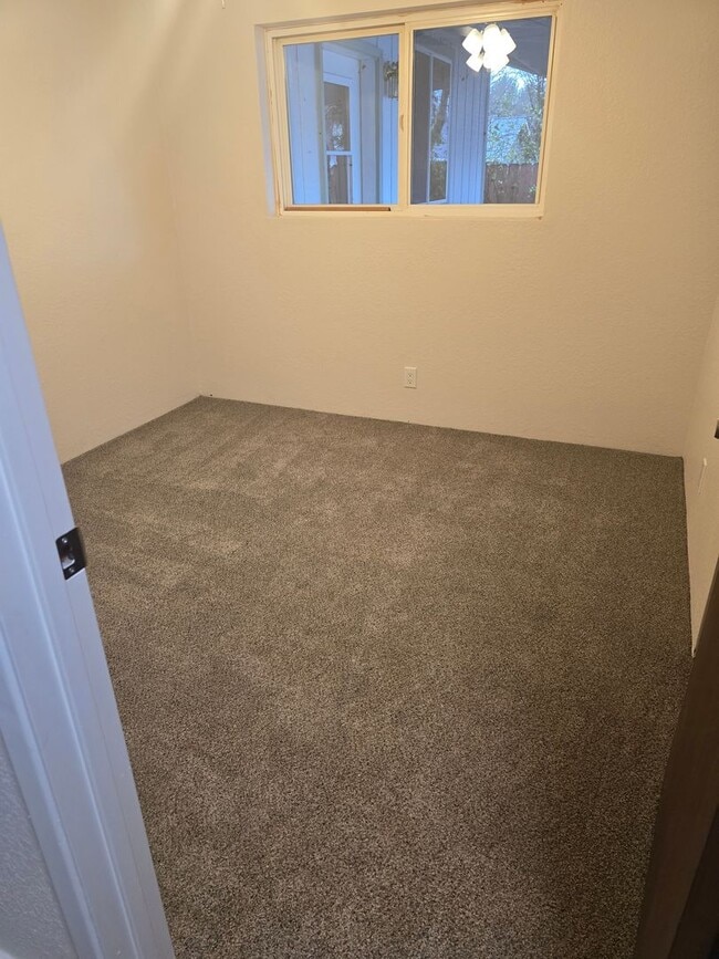 Building Photo - 3 bed 1 bath  Home for Rent in Grants Pass